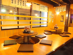 当店では、足をゆったり伸ばして座れる人気の「掘りごたつ席」をご用意しております!リラックスできる居心地の良い空間なので、のんびりとお食事の時間を過ごすことが出来ます。くつろぎのお席で、当店の自慢の料理とドリンクを心ゆくまでご堪能ください。少人数の飲み会からご宴会まで、幅広いシーンにぴったりです!