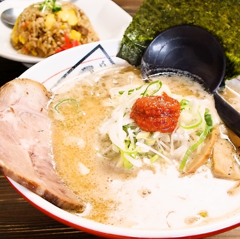 北海道に本店を構え、沖縄に5店舗を展開。 スープ・麺・たれにこだわり抜いた絶品の味