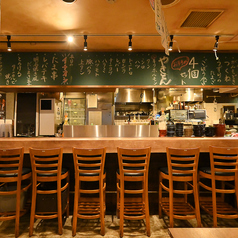 【カウンター席：6席】お一人様でもお気軽にご利用いただけます。駅から徒歩1分という好立地ですので、お仕事帰りのチョイ飲みにもオススメ！