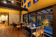 吹き抜け天井と暖炉のある開放的な店内