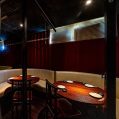 当店のメインフロアにある10名様までのソファー席。大きなソファーでゆったりとお過ごしいただけます。ご友人と、同僚と、ご家族と、様々なシーンでご活用ください。