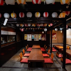会社宴会や学生飲み会にも使いやすい6名席をご用意。料理やドリンクをたっぷり並べても窮屈感がなく、賑やかな食べ放題宴会にもぴったり。国分町らしい活気ある夜を満喫できます。