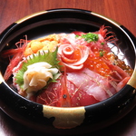 地元の方や観光客の方にも大人気！近江町の鮮魚を贅沢に使用した海鮮丼は2380円とリーズナブル！