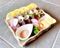 料理メニュー写真 塩レモンで鰹のタタキ