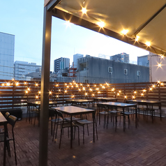 【期間限定 ゆめじの屋上】煌めく電飾が映える屋上テラスは、4名からの完全予約制BBQビアガーデン！静岡の喧騒を離れ、開放的な空間でセルフ飲み放題と共に特別な宴会や女子会をお楽しみいただけます◎貸切も可能です♪