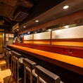 当店自慢のカウンター席。テレビにも出演経験のある有名デザイナーが手掛けたシンプルかつ洗練された落ち着く店内。一流料理長と本日のオススメお料理や、お料理のこだわりポイント、和食の知識などの会話をしながらお料理をお楽しみ頂けます。仕事帰りの飲み会、デート、おひとり様でもお気軽にどうぞ★