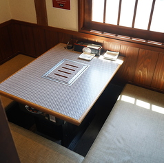 2名様用の掘りごたつ席は、程よい距離感でお食事ができるため、お二人の特別な記念日にぴったり 。とろけるような食感の厳選肉を味わいながら、今日までの思い出話に花を咲かせてみては♪