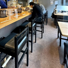 お一人様歓迎のカウンター席。料理とお酒をゆっくり楽しめる、居心地の良い空間です。