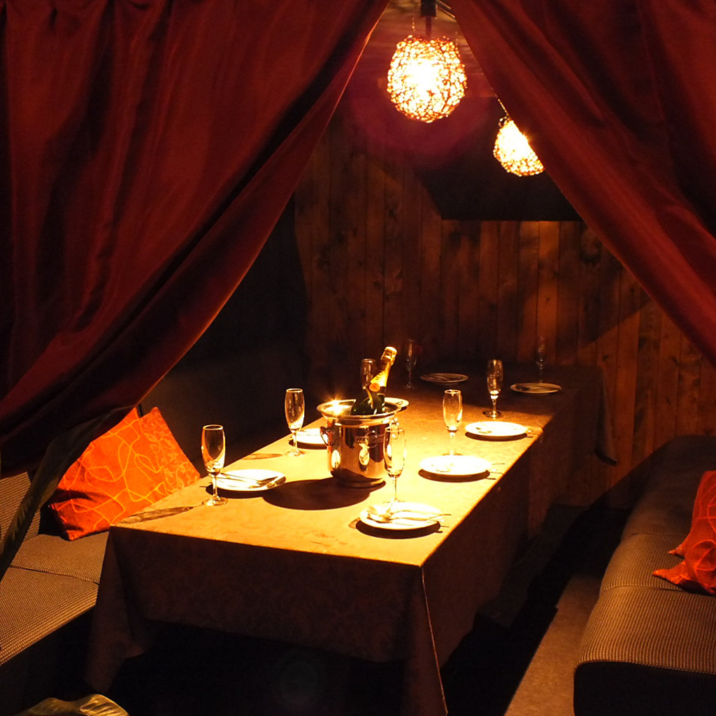 ロフト下空間のお席は半個室風。隠れ家的な雰囲気で合コンなどにもおすすめ。