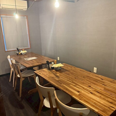 【半個室席】周りを気にせずにお食事を楽しめる、半個室席もご用意しております。プライベート感を大事にしたいお客様や、お子様連れのお客様、女子会でのご利用にも◎