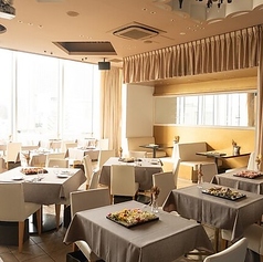 夜景の見える極上空間を貸切…プロジェクターや各種設備を完備しております。少人数でのご利用のご相談も承っております。