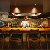【カウンターでゆったり料理を愉しむ】
