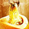 料理メニュー写真 チーズの器で仕上げるポルチーニクリームパスタ