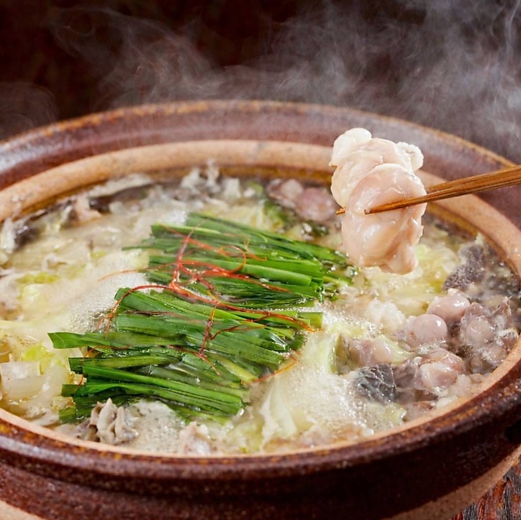 こだわりの和牛博多もつ鍋と玄界灘の遊漁料理の専門店です。自家製の明太子が本舗名物の一品料理です