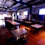 2階は着席最大100名様、立食で最大250名様まで収容可能。