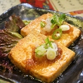 【島豆腐のステーキ　480円】島豆腐をごま油でステーキにしています。
