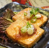 【島豆腐のステーキ　600円】島豆腐をごま油でステーキにしています。
