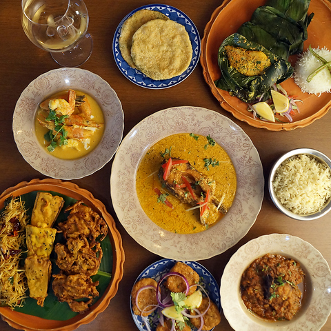 地場食材、自家栽培野菜やスパイス使用の滋味深い現地のままの東インド／ベンガル料理