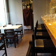 カウンターとテーブルを備えた店内は、サク飲みから宴会まで幅広いシーンに対応可能です。