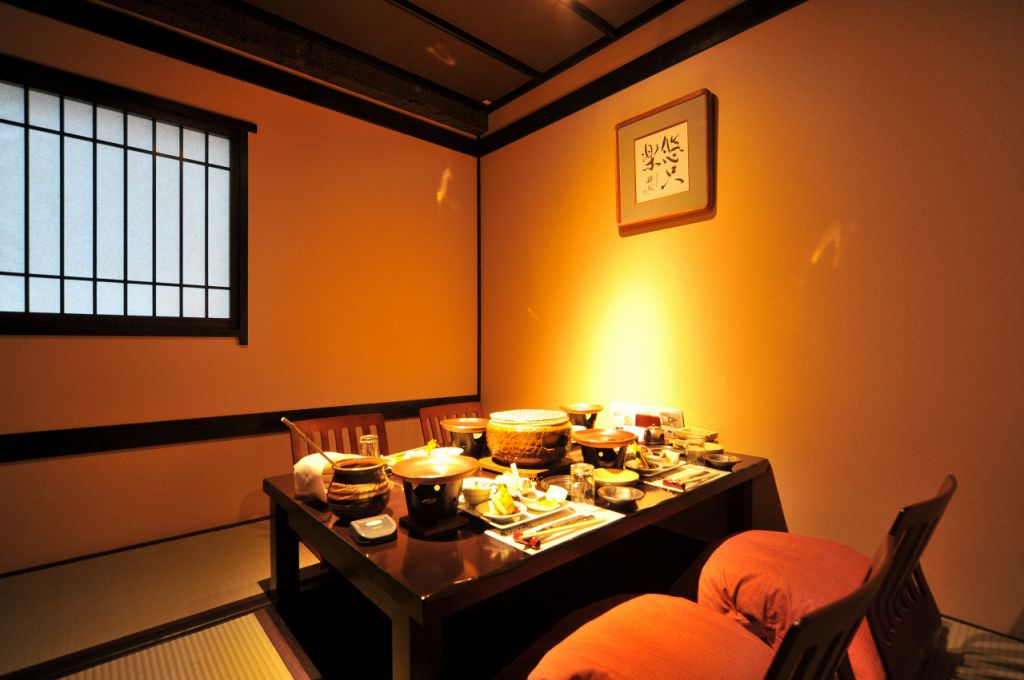 4名様用個室です。空間を贅沢に使った、ゆとりある寛ぎのお部屋です