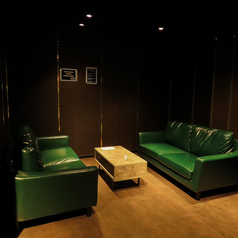 2名様から4名様までご案内可能のソファー席