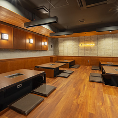 カーテンロールは昇降可能で、団体様にも対応可能です。