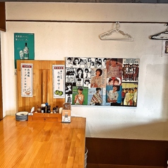 最大4名様にご利用頂ける壁際のお席になります！！壁際のお席はなんとなく落ち着く雰囲気！そのため、友人同士での飲みやデートなどには最適♪お酒と料理を食べながら静かに楽しむことが出来ます！ここだけのお話しで仲を深めてください！自慢のポスターも壁にあるので、それも楽しみの一つになるかも？