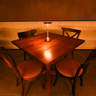 店内は有名デザイナーが手掛けたお洒落な和モダンな空間