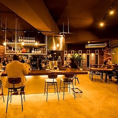 30名様から最大60名様まで、お店を丸ごと貸し切ってのプライベートパーティーが可能です。広々としたワンフロアの店内は、一体感のある宴会を演出するのに最適。料金指定はなく、ご予算や人数に合わせて柔軟に対応いたします。洗練された空間を独占して、思い出に残る特別な記念日や大型宴会をご提供いたします◎