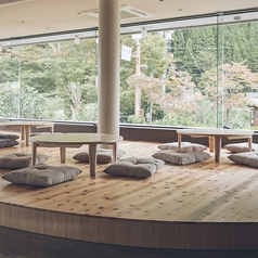 小上がりのお座敷は4人掛けテーブルが4個。絵本などもございますので、小さなお子様も安心してお食事を楽しんでいただけます。