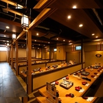 こだわりの和牛博多もつ鍋と玄界灘の遊漁料理の専門店です。個室は全席完全個室で扉付きになってます