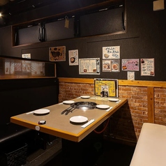 【テーブル席：4名様×1卓、5名席様×1卓、6名席×3卓】今宵は厳選和牛で焼肉宴会！名物｢ネギ包みタン」に、｢特上 焼牛レバー｣！そして最初の一杯は生ビール♪今宵はお集まりの皆様で盛大に焼肉宴会をお楽しみください！店内のテーブル席では食欲をそそるお肉を焼く音とお客様の和気あいあいとした声が日夜響いています