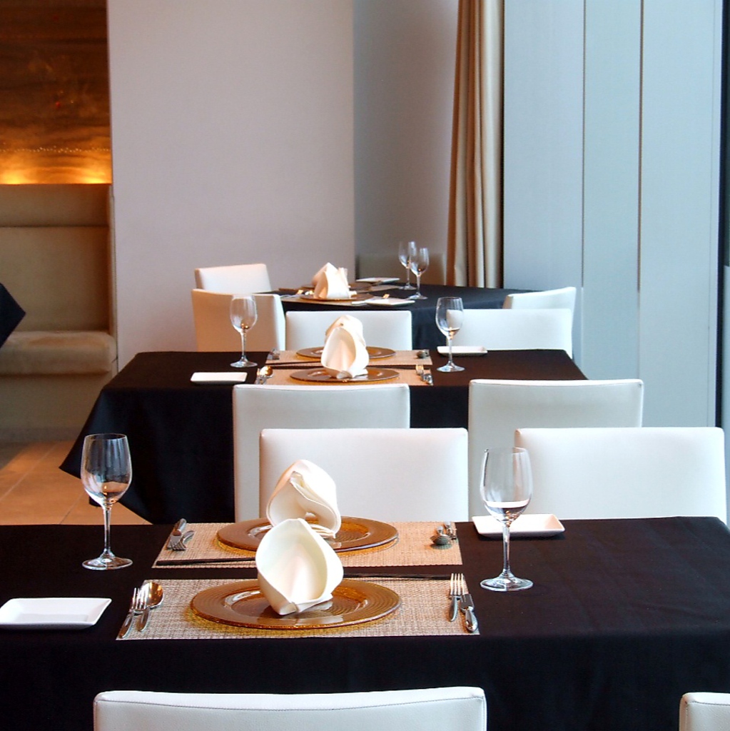 柔らかな自然光が差し込む上質な空間。こだわりの野菜を楽しめるウェルネスビュッフェで贅沢ランチ♪