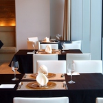 柔らかな自然光が差し込む上質な空間。こだわりの野菜を楽しめるウェルネスビュッフェで贅沢ランチ♪