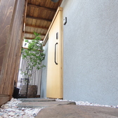 当店では、専用駐車場を完備しており、3台までの車両を駐車することが可能です。お車でお越しの際も、安心してご利用いただけます。