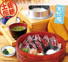 【名物】わら焼き鰹の塩たたき定食 4切れ〜の写真