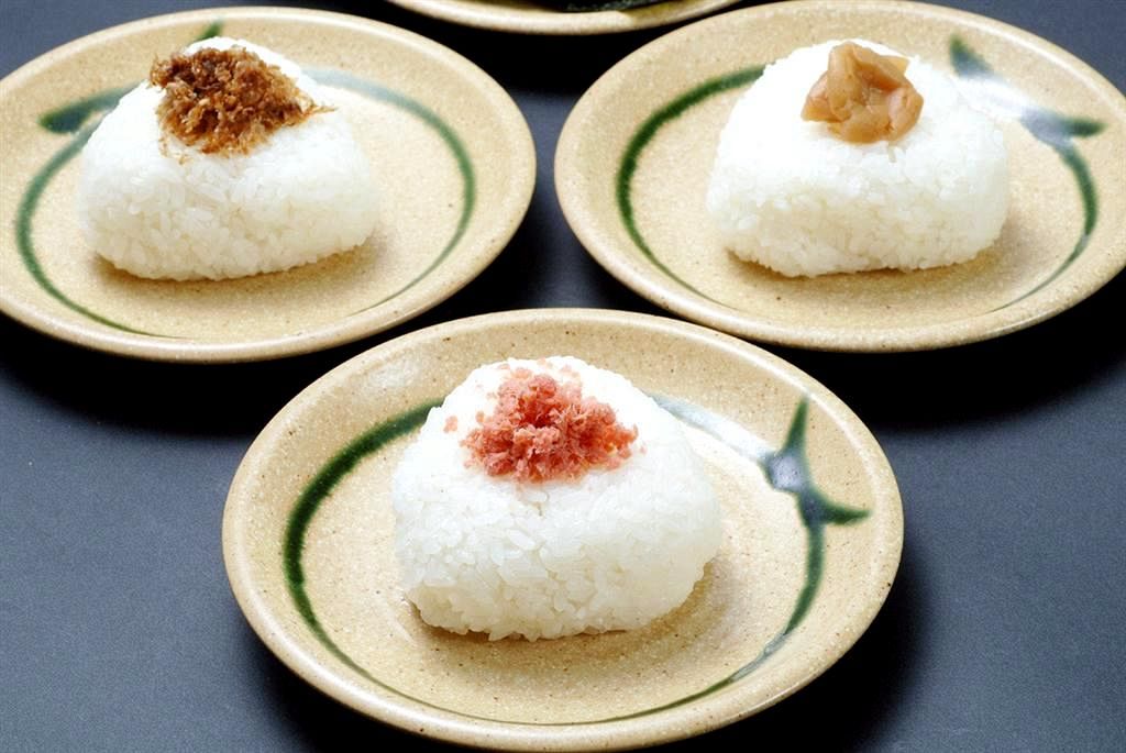 道産米おぼろづきのお握り。もっちり炊きあげた、焼肉に合うおいしいゴハン食べよう！