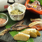 【珍味の盛り合わせ】天然素材の肴で杯を重ね、肉が焼きあがるまで珍味で楽しんでください。