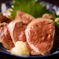 しゃぶしゃぶに合う野菜を求めて、オーナ自ら農家へと出向き、直接話し合って生まれた野菜。その日の朝に採れた野菜のみを当店へ直送してもらうことにより、お客様には鮮度の高い野菜のみご提供致します！白菜や長ねぎといった定番野菜だからこそこだわった自慢の野菜をぜひお楽しみください♪