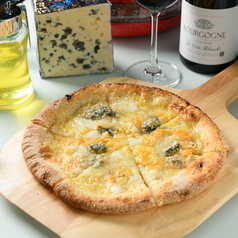 【直輸入チーズをふんだんに】チーズを楽しむためのピザ“クアトロフォルマッジ”の写真