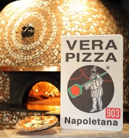 ナポリから取り寄せたピザ窯で焼くナポリピッツァ