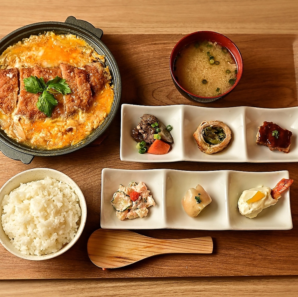 ランチタイムはメイン料理に加え、お好みの惣菜などが人気です。お手頃価格でランチを堪能ください。