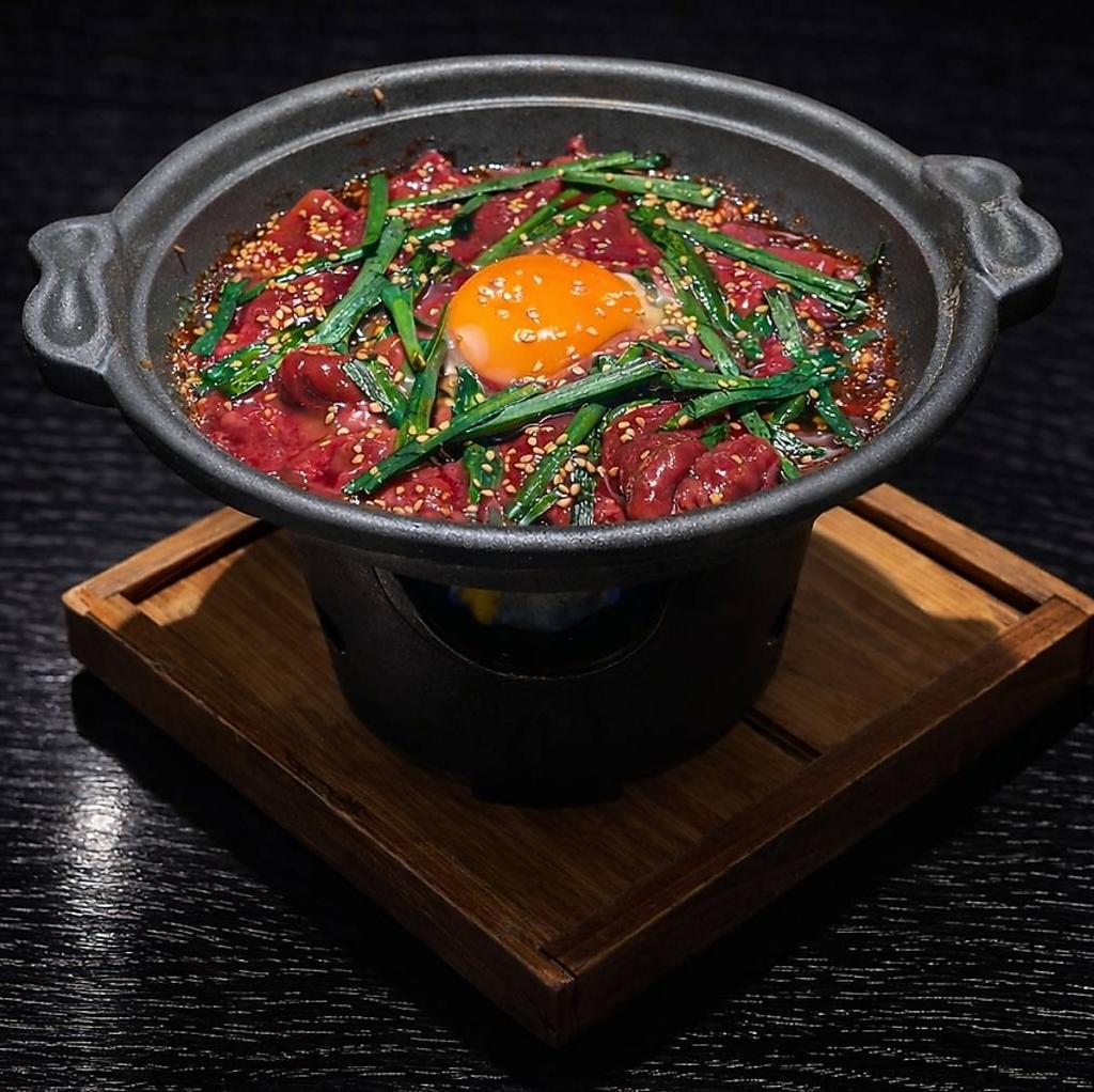 こだわりの和牛博多もつ鍋と玄界灘の遊漁料理の専門店です。もつを使った創作料理も当店の見所です。