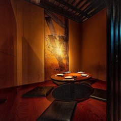 丸テーブルを囲んで皆様で顔を見合わせながら、落ち着いた雰囲気の中でゆったりとお過ごしいただけます。少人数での飲み会・宴会やデートなどにおすすめです。