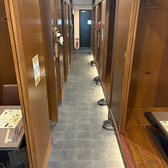 【店舗貸切：30～45名様】開放感あふれる掘りごたつ式の完全個室は、30名様から最大45名様までご利用可能。41名様以上、扉を外したりお誕生日席をご活用の際は、やや手狭になる場合がございます。※年末年始定休：12/3・10・17・23・24・31、1/1・2・3・4。1/5より通常営業