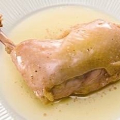 フランス料理定番 骨付き鶏のコンフィの写真