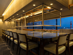 カウンター席を備えた魅力的なライブキッチンでは、目の前で鉄板焼きを調理し、迫力ある演出をお楽しみいただけます。