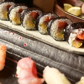 店内は全面禁煙とさせていただいております。お煙草を吸われるお客様は、入り口の外に設けておりますベンチにて喫煙が可能です。