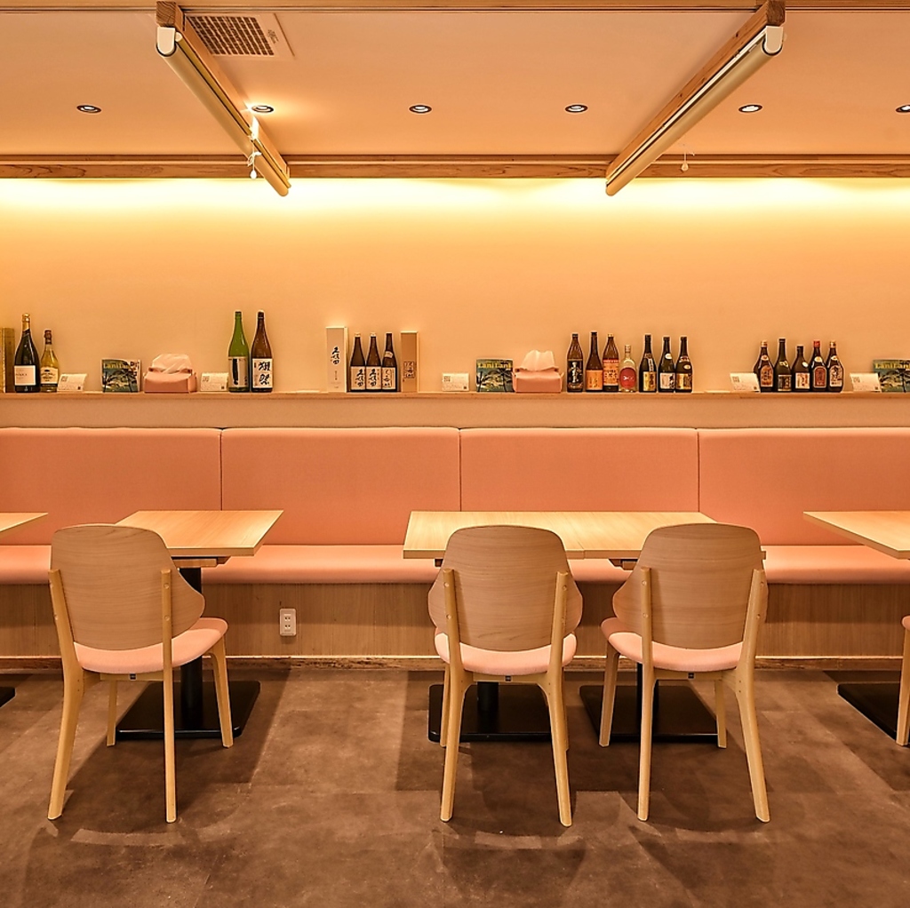 ゆったりと落ち着けるテーブル席をご用意しており、ご家族や友人などと心ゆくまで食事を楽しめます。