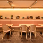 ゆったりと落ち着けるテーブル席をご用意しており、ご家族や友人などと心ゆくまで食事を楽しめます。